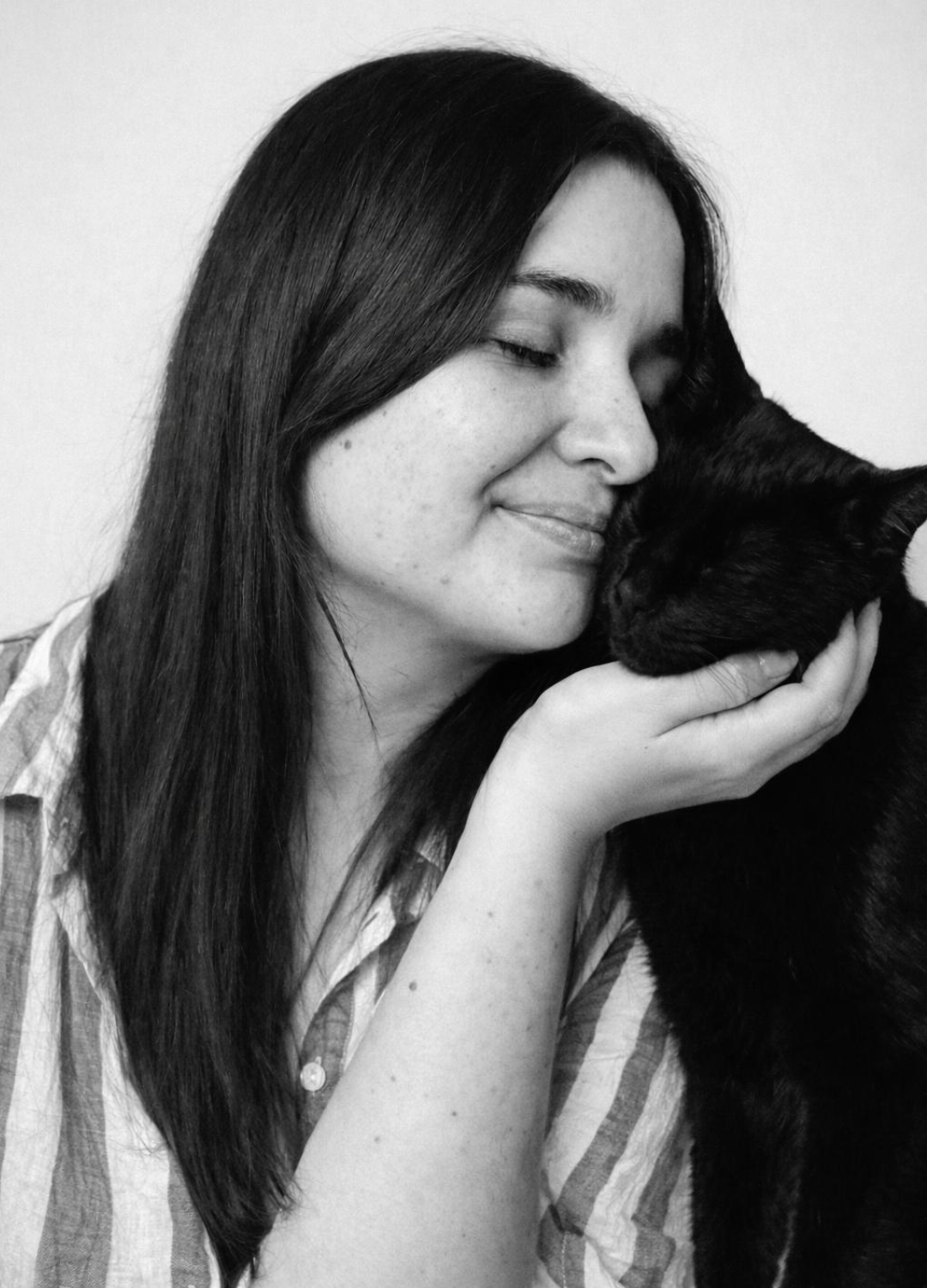 Noelia Hernández, educadora vincular felina, con uno de sus gatos